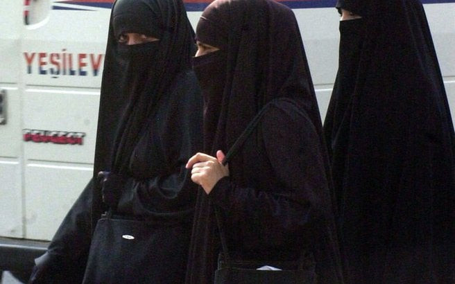 Συνελήφθησαν 10 γυναίκες που σχεδίαζαν να κάνουν μπάνιο φορώντας ισλαμικό μαγιό